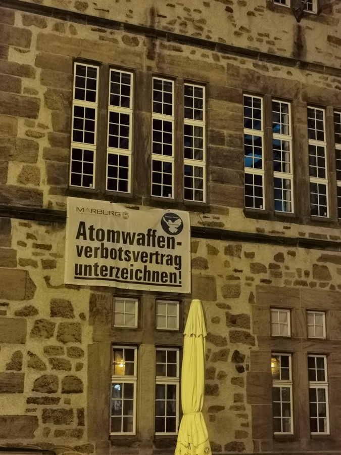 Marburger Rathaus mit Banner 